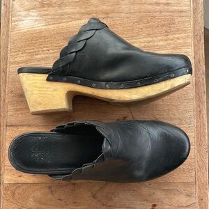 FRYE Black Leather Clogs